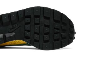 Nike Vaporwaffle sacai Tour Yellow Stadium Green CV1363-700 - Brosneaker photo 5